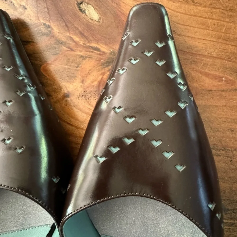 Vintage Anne Klein kitten heel slides (black) with hearts leather Size 6.5 - Picture 2 of 10